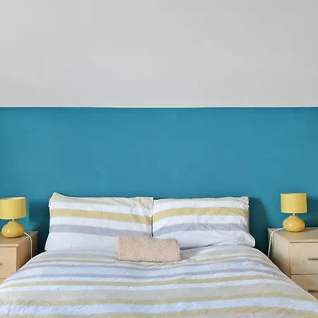 Spacious 4br, Parking, Near Centre, Accommodates 8 Сasa de vacaciones