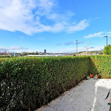 Сasa de vacaciones Spacious 4br, Parking, Near Centre, Accommodates 8 *