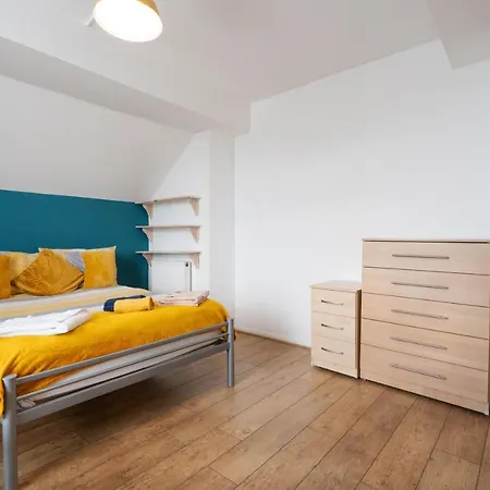 Сasa de vacaciones Spacious 4br, Parking, Near Centre, Accommodates 8
