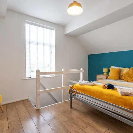 Spacious 4br, Parking, Near Centre, Accommodates 8 Сasa de vacaciones